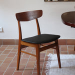 Ensemble 6 chaises scandinaves Farstrup teck années 60, dossiers teck courbé bandeau, structures bois clair, assises skaï noir refaites, danois mid-century