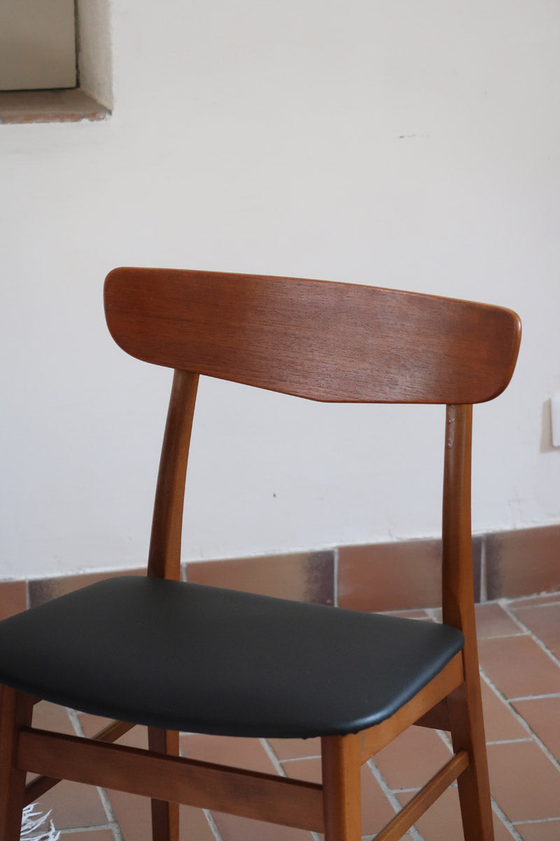 Ensemble 6 chaises scandinaves Farstrup teck années 60, dossiers teck courbé bandeau, structures bois clair, assises skaï noir refaites, danois mid-century