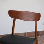 Ensemble 6 chaises scandinaves Farstrup teck années 60, dossiers teck courbé bandeau, structures bois clair, assises skaï noir refaites, danois mid-century