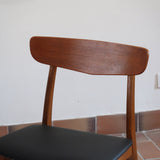 Ensemble 6 chaises scandinaves Farstrup teck années 60, dossiers teck courbé bandeau, structures bois clair, assises skaï noir refaites, danois mid-century