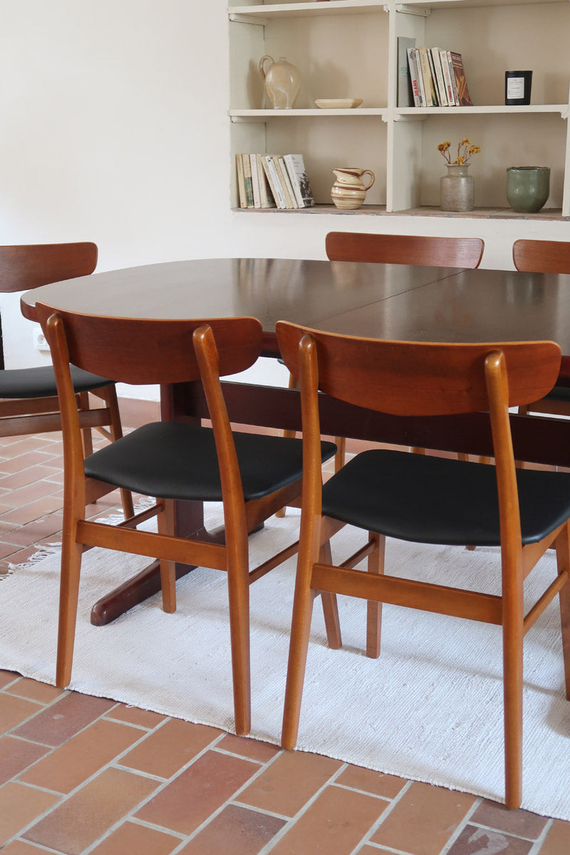 Ensemble 6 chaises scandinaves Farstrup teck années 60, dossiers teck courbé bandeau, structures bois clair, assises skaï noir refaites, danois mid-century