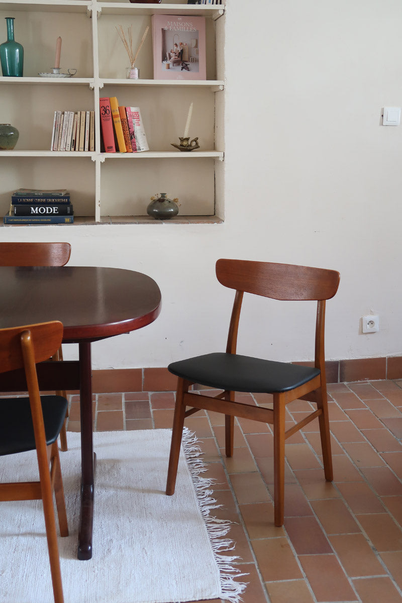Ensemble 6 chaises scandinaves Farstrup teck années 60, dossiers teck courbé bandeau, structures bois clair, assises skaï noir refaites, danois mid-century