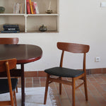 Ensemble 6 chaises scandinaves Farstrup teck années 60, dossiers teck courbé bandeau, structures bois clair, assises skaï noir refaites, danois mid-century