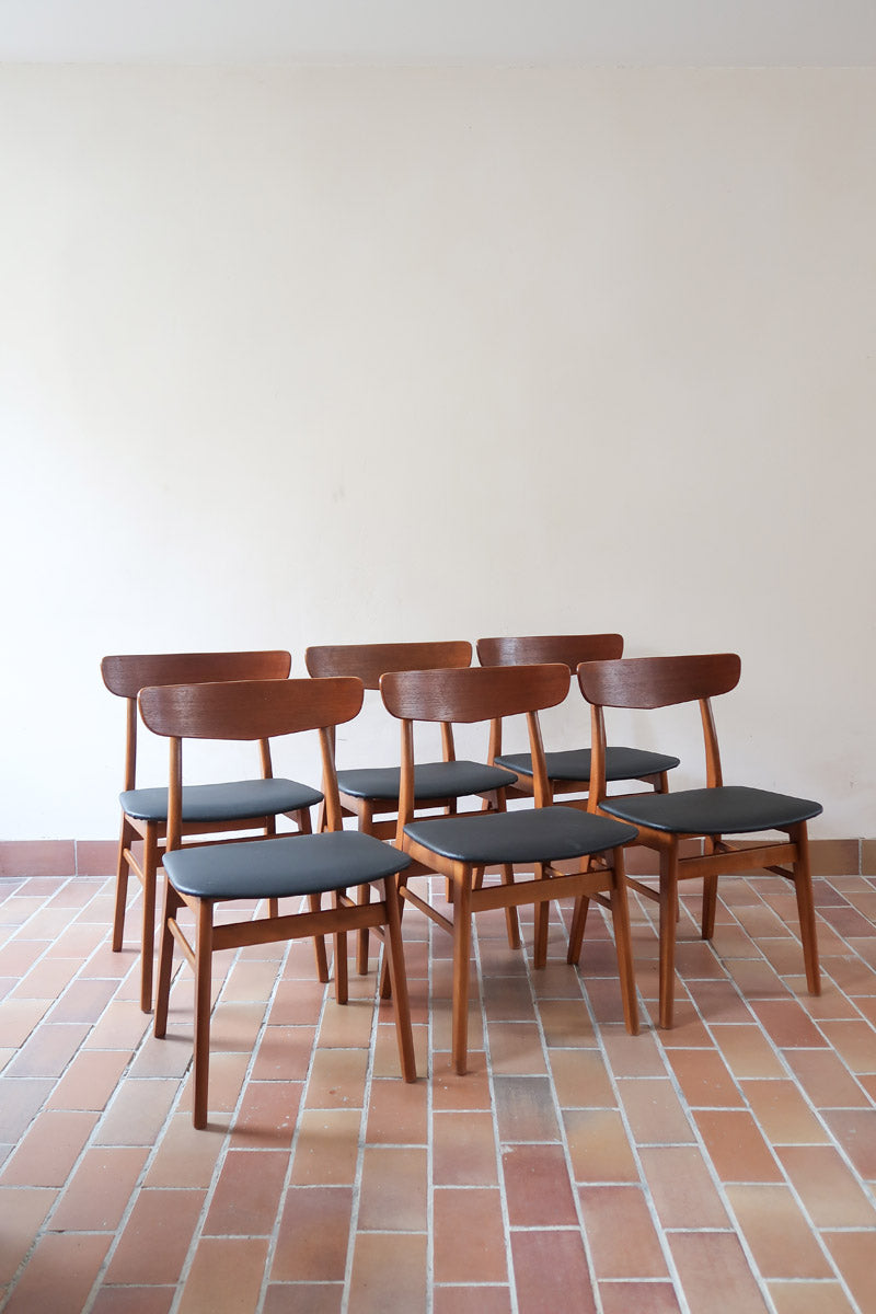 Ensemble 6 chaises scandinaves Farstrup teck années 60, dossiers teck courbé bandeau, structures bois clair, assises skaï noir refaites, danois mid-century