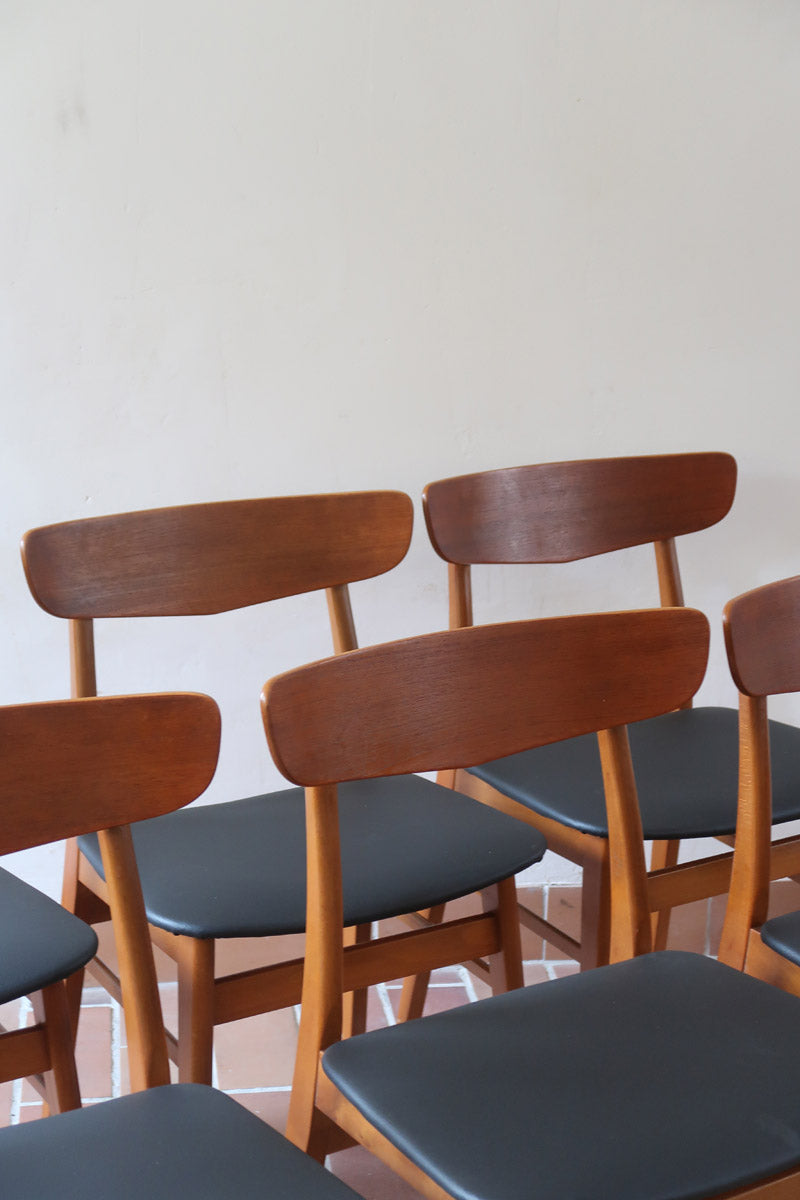 Ensemble 6 chaises scandinaves Farstrup teck années 60, dossiers teck courbé bandeau, structures bois clair, assises skaï noir refaites, danois mid-century