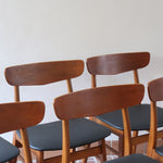Ensemble 6 chaises scandinaves Farstrup teck années 60, dossiers teck courbé bandeau, structures bois clair, assises skaï noir refaites, danois mid-century