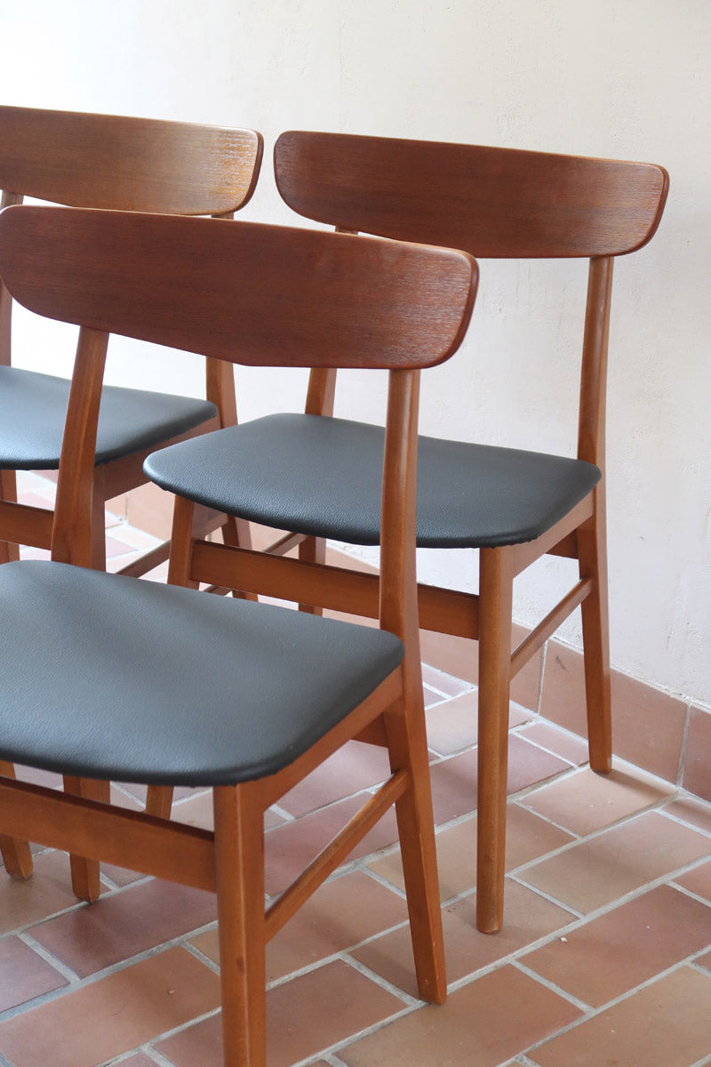 Ensemble 6 chaises scandinaves Farstrup teck années 60, dossiers teck courbé bandeau, structures bois clair, assises skaï noir refaites, danois mid-century