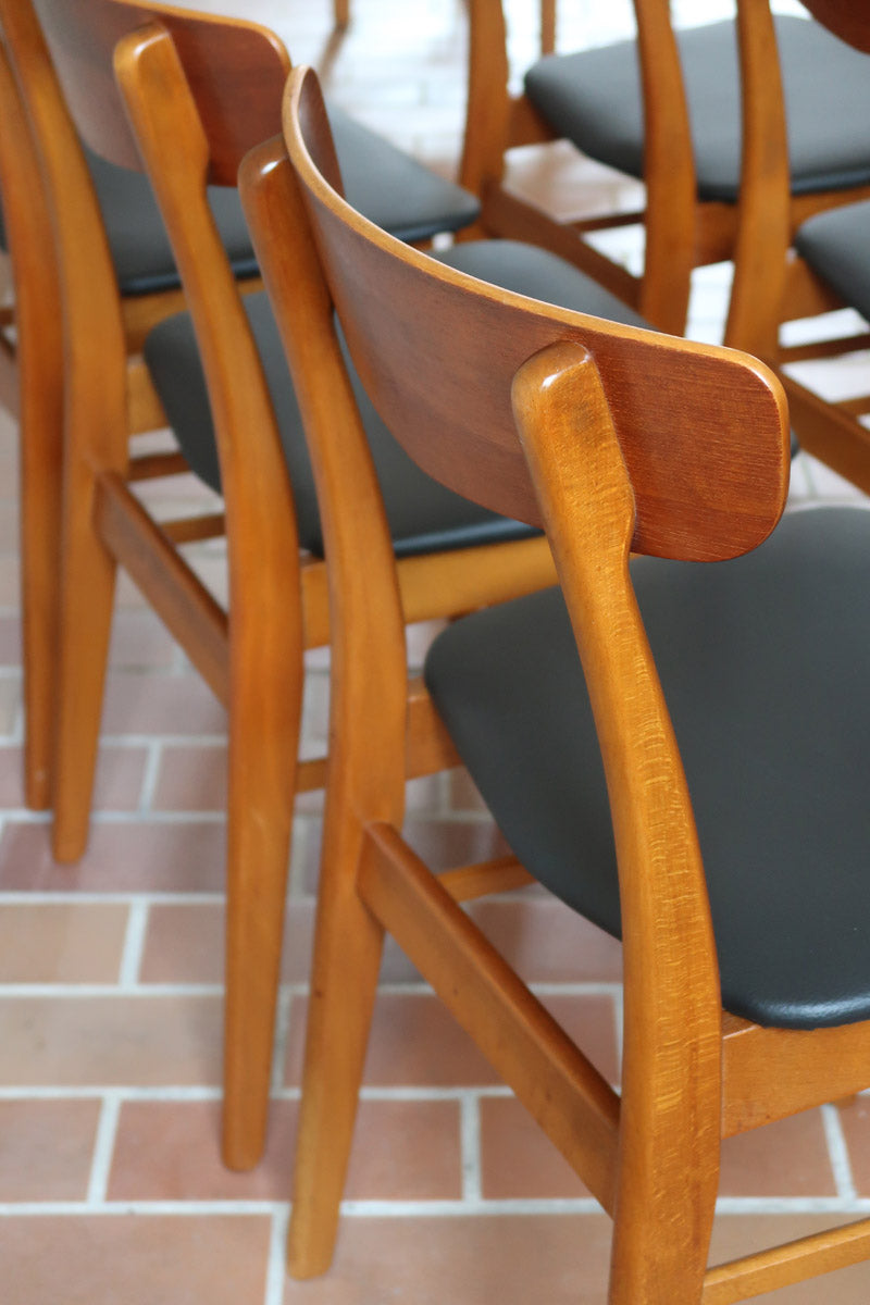 Ensemble 6 chaises scandinaves Farstrup teck années 60, dossiers teck courbé bandeau, structures bois clair, assises skaï noir refaites, danois mid-century
