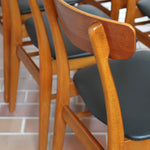 Ensemble 6 chaises scandinaves Farstrup teck années 60, dossiers teck courbé bandeau, structures bois clair, assises skaï noir refaites, danois mid-century