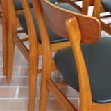 Ensemble 6 chaises scandinaves Farstrup teck années 60, dossiers teck courbé bandeau, structures bois clair, assises skaï noir refaites, danois mid-century