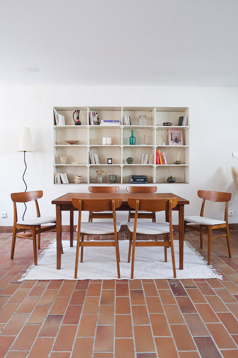 Ensemble 6 chaises scandinaves Farstrup teck années 60, dossiers teck courbé bandeau, structures bois clair, assises tissu bouclette écru refaites, danois mid-century