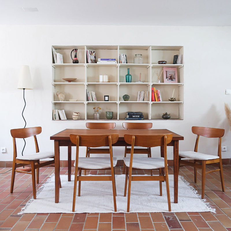 Ensemble 6 chaises scandinaves Farstrup teck années 60, dossiers teck courbé bandeau, structures bois clair, assises tissu bouclette écru refaites, danois mid-century