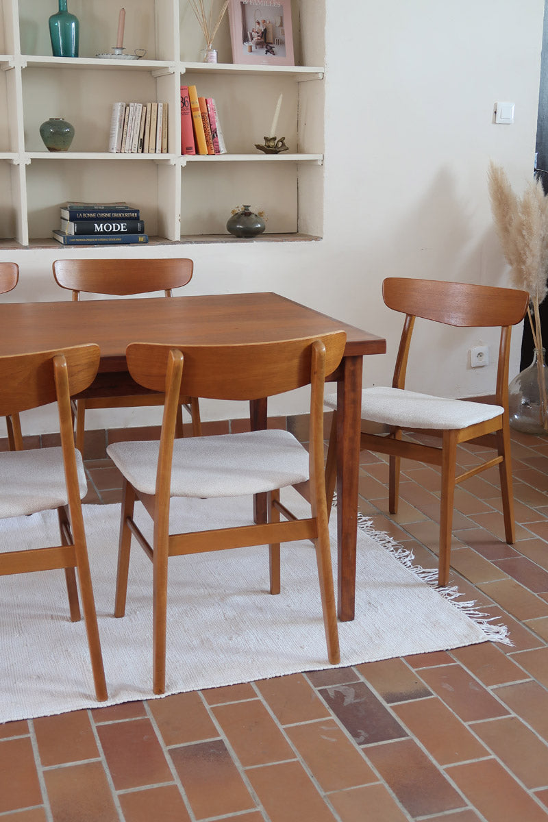 Ensemble 6 chaises scandinaves Farstrup teck années 60, dossiers teck courbé bandeau, structures bois clair, assises tissu bouclette écru refaites, danois mid-century