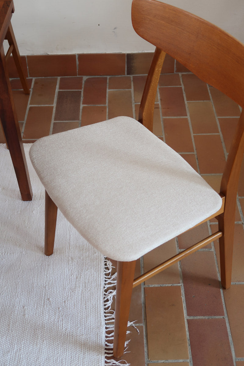 Ensemble 6 chaises scandinaves Farstrup teck années 60, dossiers teck courbé bandeau, structures bois clair, assises tissu bouclette écru refaites, danois mid-century