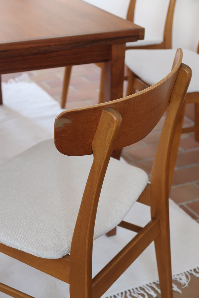 Ensemble 6 chaises scandinaves Farstrup teck années 60, dossiers teck courbé bandeau, structures bois clair, assises tissu bouclette écru refaites, danois mid-century