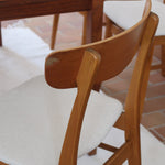 Ensemble 6 chaises scandinaves Farstrup teck années 60, dossiers teck courbé bandeau, structures bois clair, assises tissu bouclette écru refaites, danois mid-century