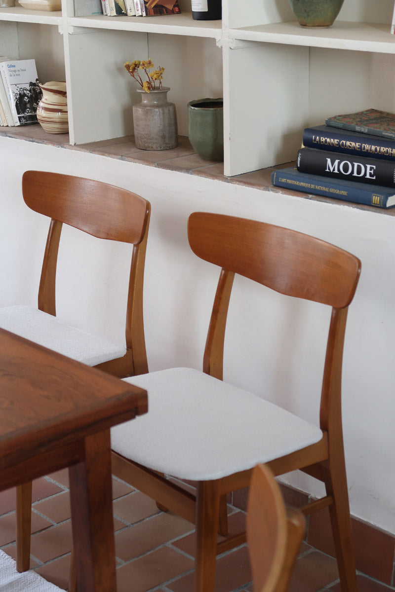 Ensemble 6 chaises scandinaves Farstrup teck années 60, dossiers teck courbé bandeau, structures bois clair, assises tissu bouclette écru refaites, danois mid-century