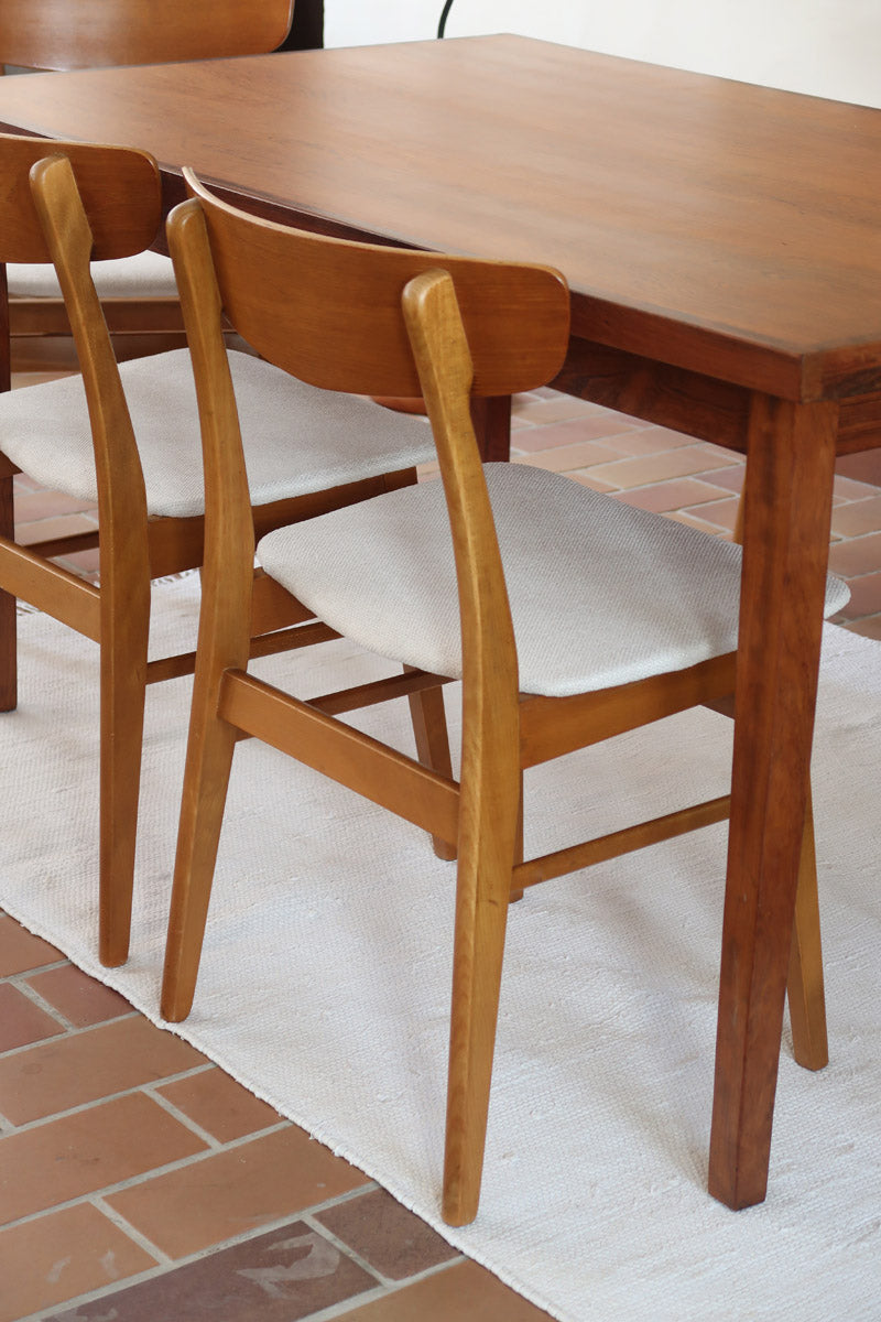 Ensemble 6 chaises scandinaves Farstrup teck années 60, dossiers teck courbé bandeau, structures bois clair, assises tissu bouclette écru refaites, danois mid-century