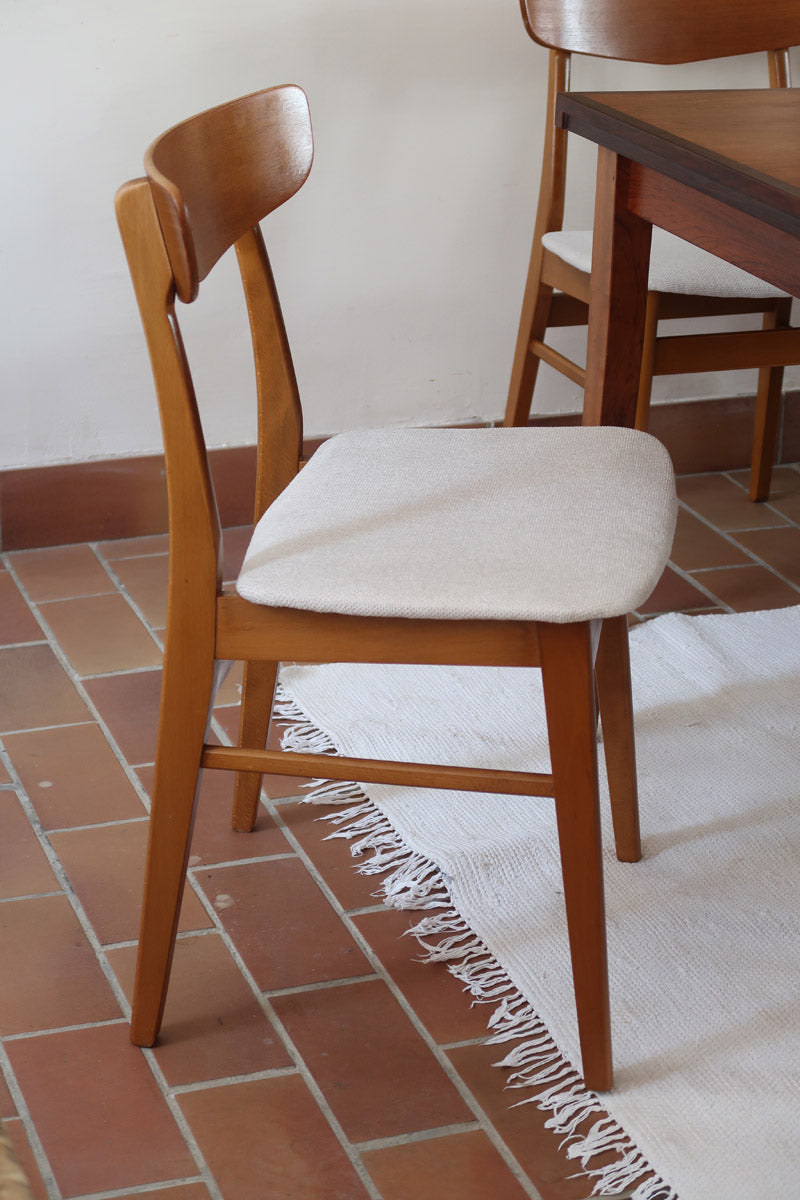 Ensemble 6 chaises scandinaves Farstrup teck années 60, dossiers teck courbé bandeau, structures bois clair, assises tissu bouclette écru refaites, danois mid-century