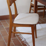 Ensemble 6 chaises scandinaves Farstrup teck années 60, dossiers teck courbé bandeau, structures bois clair, assises tissu bouclette écru refaites, danois mid-century
