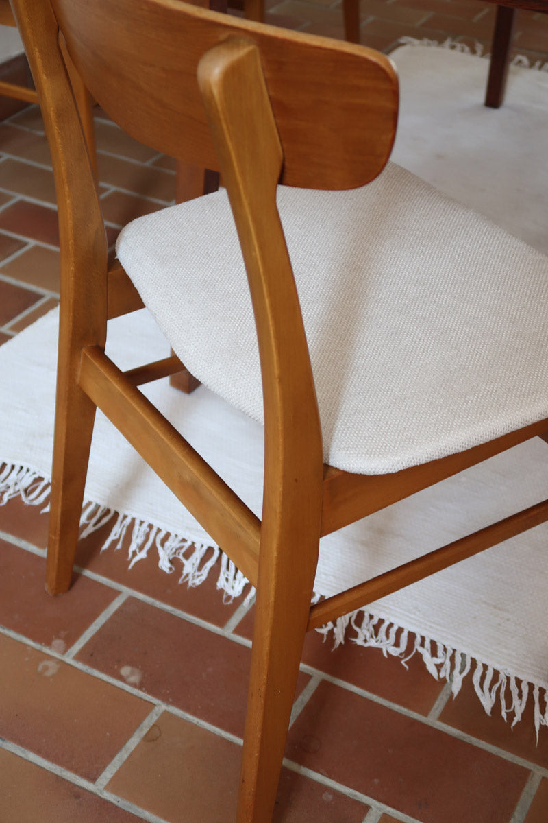 Ensemble 6 chaises scandinaves Farstrup teck années 60, dossiers teck courbé bandeau, structures bois clair, assises tissu bouclette écru refaites, danois mid-century