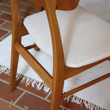Ensemble 6 chaises scandinaves Farstrup teck années 60, dossiers teck courbé bandeau, structures bois clair, assises tissu bouclette écru refaites, danois mid-century