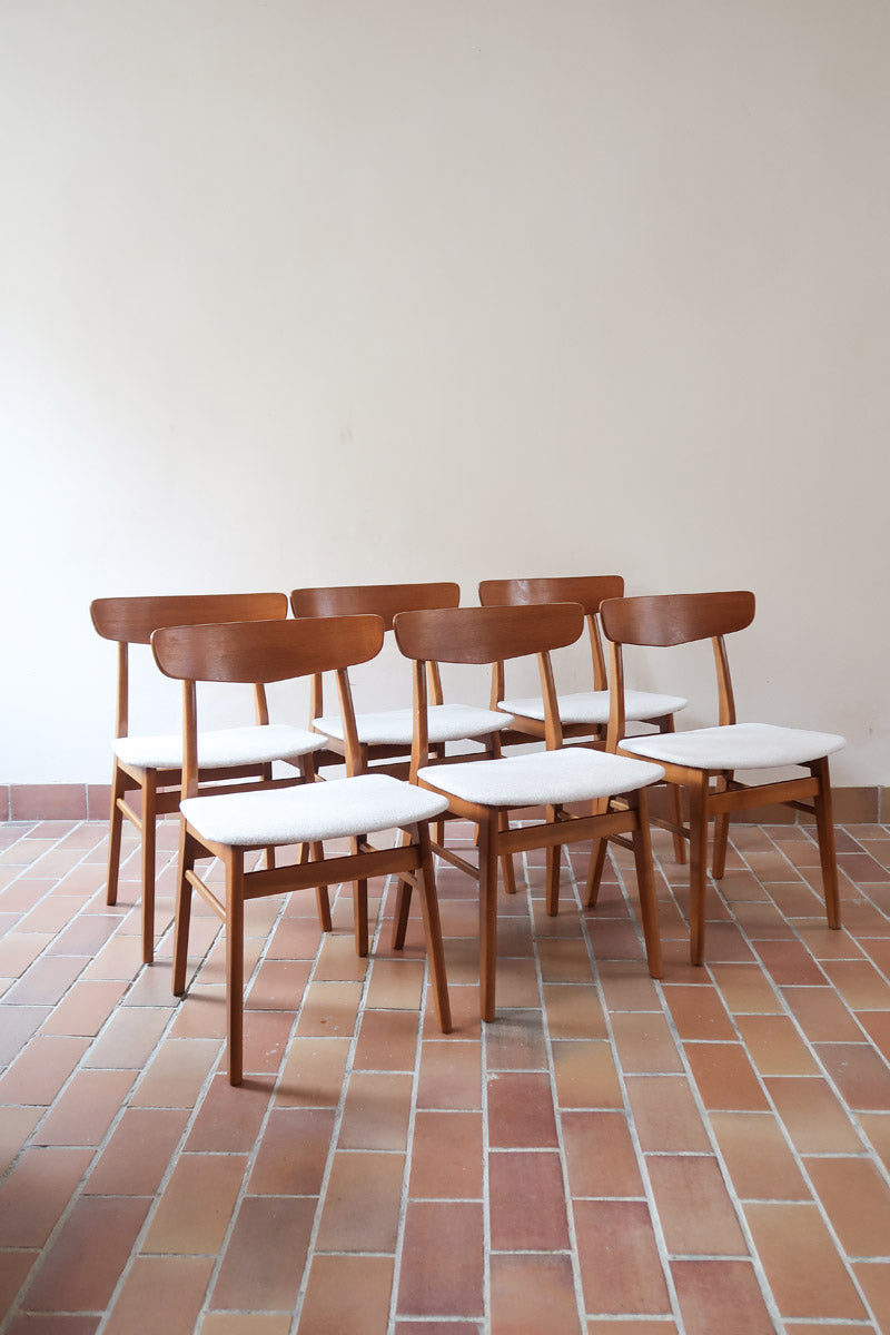 Ensemble 6 chaises scandinaves Farstrup teck années 60, dossiers teck courbé bandeau, structures bois clair, assises tissu bouclette écru refaites, danois mid-century