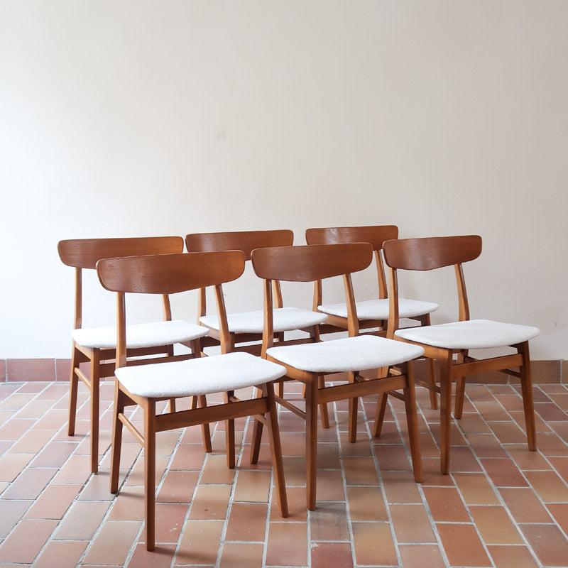 Ensemble 6 chaises scandinaves Farstrup teck années 60, dossiers teck courbé bandeau, structures bois clair, assises tissu bouclette écru refaites, danois mid-century
