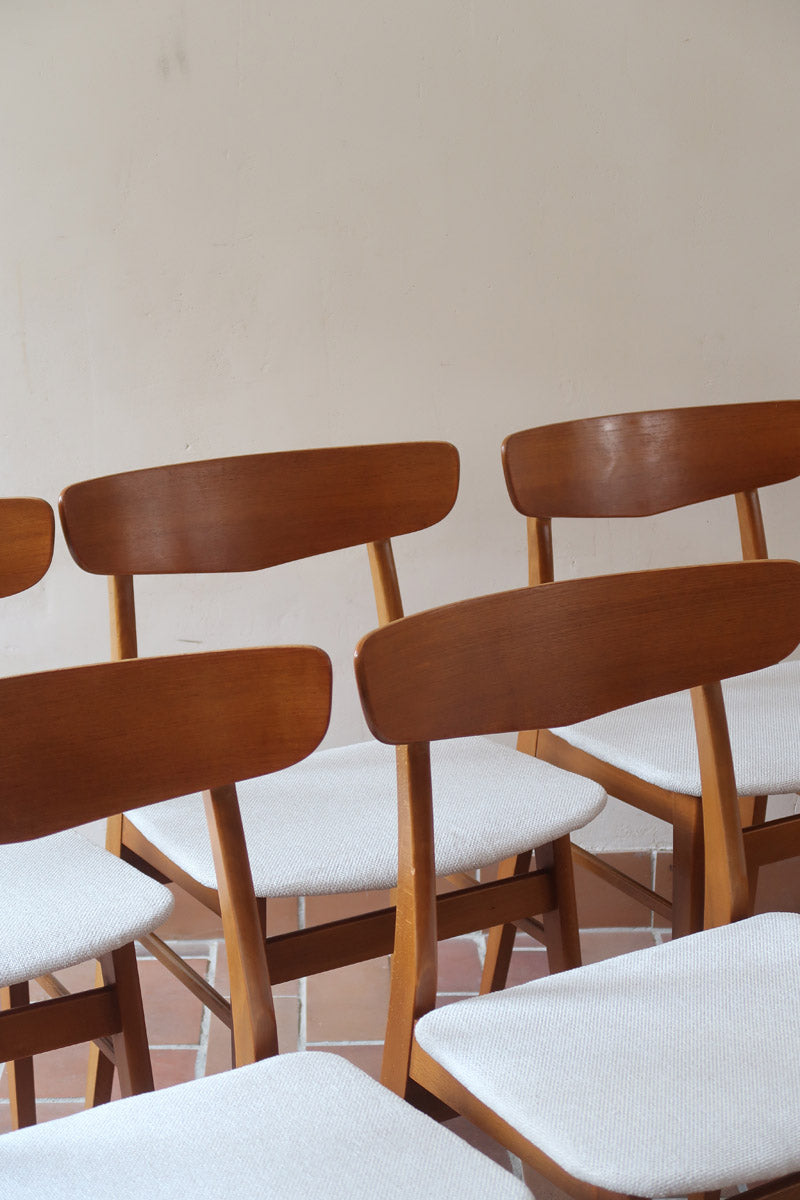 Ensemble 6 chaises scandinaves Farstrup teck années 60, dossiers teck courbé bandeau, structures bois clair, assises tissu bouclette écru refaites, danois mid-century