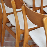 Ensemble 6 chaises scandinaves Farstrup teck années 60, dossiers teck courbé bandeau, structures bois clair, assises tissu bouclette écru refaites, danois mid-century