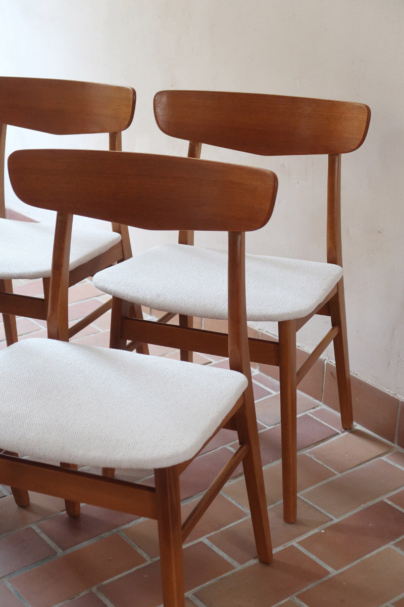 Ensemble 6 chaises scandinaves Farstrup teck années 60, dossiers teck courbé bandeau, structures bois clair, assises tissu bouclette écru refaites, danois mid-century