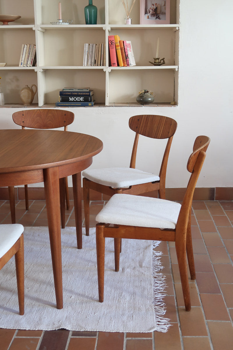 Suite de 6 chaises scandinaves vintage années 60, dossier galbé en teck, structure hêtre, assises retapissées en bouclette blanche