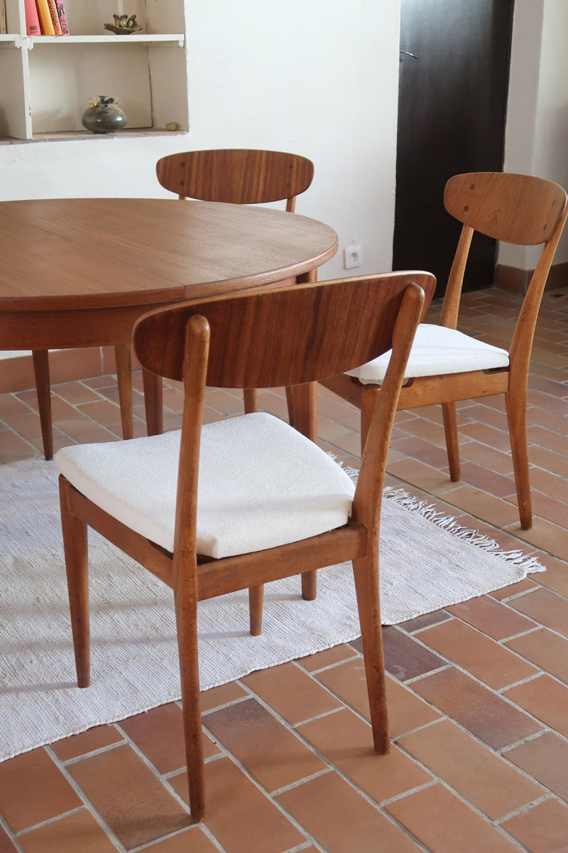 Suite de 6 chaises scandinaves vintage années 60, dossier galbé en teck, structure hêtre, assises retapissées en bouclette blanche