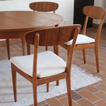 Suite de 6 chaises scandinaves vintage années 60, dossier galbé en teck, structure hêtre, assises retapissées en bouclette blanche