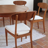 Suite de 6 chaises scandinaves vintage années 60, dossier galbé en teck, structure hêtre, assises retapissées en bouclette blanche