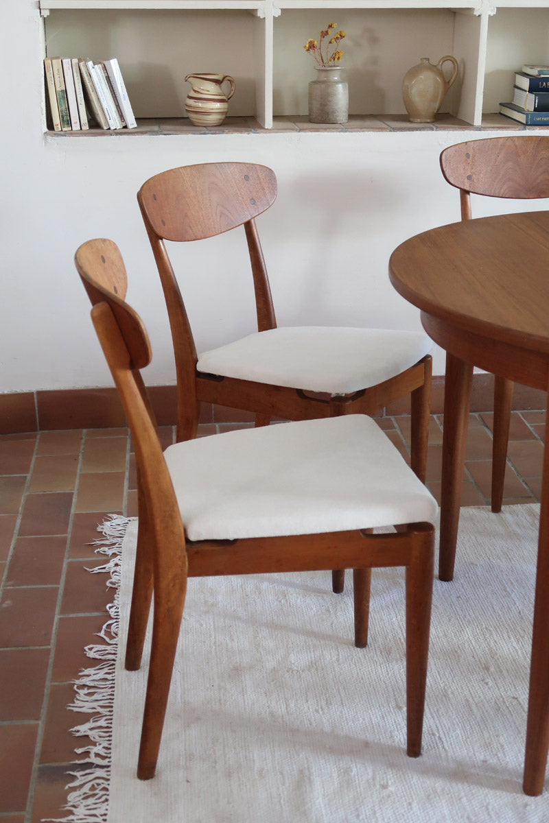 Suite de 6 chaises scandinaves vintage années 60, dossier galbé en teck, structure hêtre, assises retapissées en bouclette blanche
