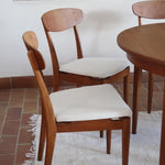 Suite de 6 chaises scandinaves vintage années 60, dossier galbé en teck, structure hêtre, assises retapissées en bouclette blanche