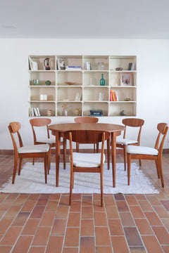 Suite de 6 chaises scandinaves vintage années 60, dossier galbé en teck, structure hêtre, assises retapissées en bouclette blanche