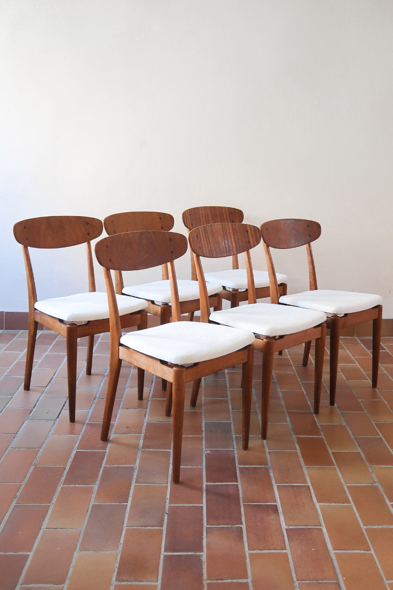 Suite de 6 chaises scandinaves vintage années 60, dossier galbé en teck, structure hêtre, assises retapissées en bouclette blanche
