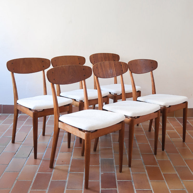 Suite de 6 chaises scandinaves vintage années 60, dossier galbé en teck, structure hêtre, assises retapissées en bouclette blanche