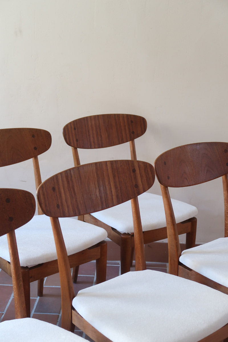 Suite de 6 chaises scandinaves vintage années 60, dossier galbé en teck, structure hêtre, assises retapissées en bouclette blanche
