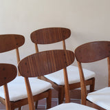 Suite de 6 chaises scandinaves vintage années 60, dossier galbé en teck, structure hêtre, assises retapissées en bouclette blanche
