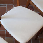 Suite de 6 chaises scandinaves vintage années 60, dossier galbé en teck, structure hêtre, assises retapissées en bouclette blanche