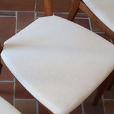 Suite de 6 chaises scandinaves vintage années 60, dossier galbé en teck, structure hêtre, assises retapissées en bouclette blanche