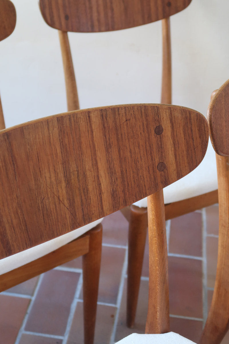 Suite de 6 chaises scandinaves vintage années 60, dossier galbé en teck, structure hêtre, assises retapissées en bouclette blanche