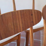 Suite de 6 chaises scandinaves vintage années 60, dossier galbé en teck, structure hêtre, assises retapissées en bouclette blanche