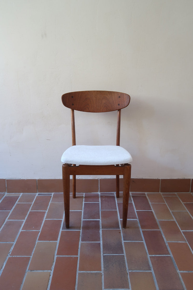 Suite de 6 chaises scandinaves vintage années 60, dossier galbé en teck, structure hêtre, assises retapissées en bouclette blanche