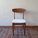 Suite de 6 chaises scandinaves vintage années 60, dossier galbé en teck, structure hêtre, assises retapissées en bouclette blanche