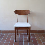 Suite de 6 chaises scandinaves vintage années 60, dossier galbé en teck, structure hêtre, assises retapissées en bouclette blanche
