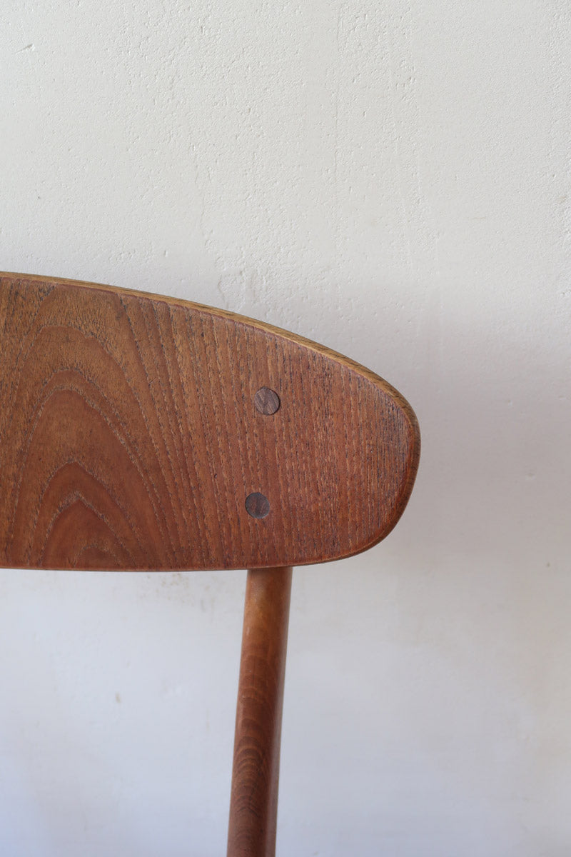 Suite de 6 chaises scandinaves vintage années 60, dossier galbé en teck, structure hêtre, assises retapissées en bouclette blanche